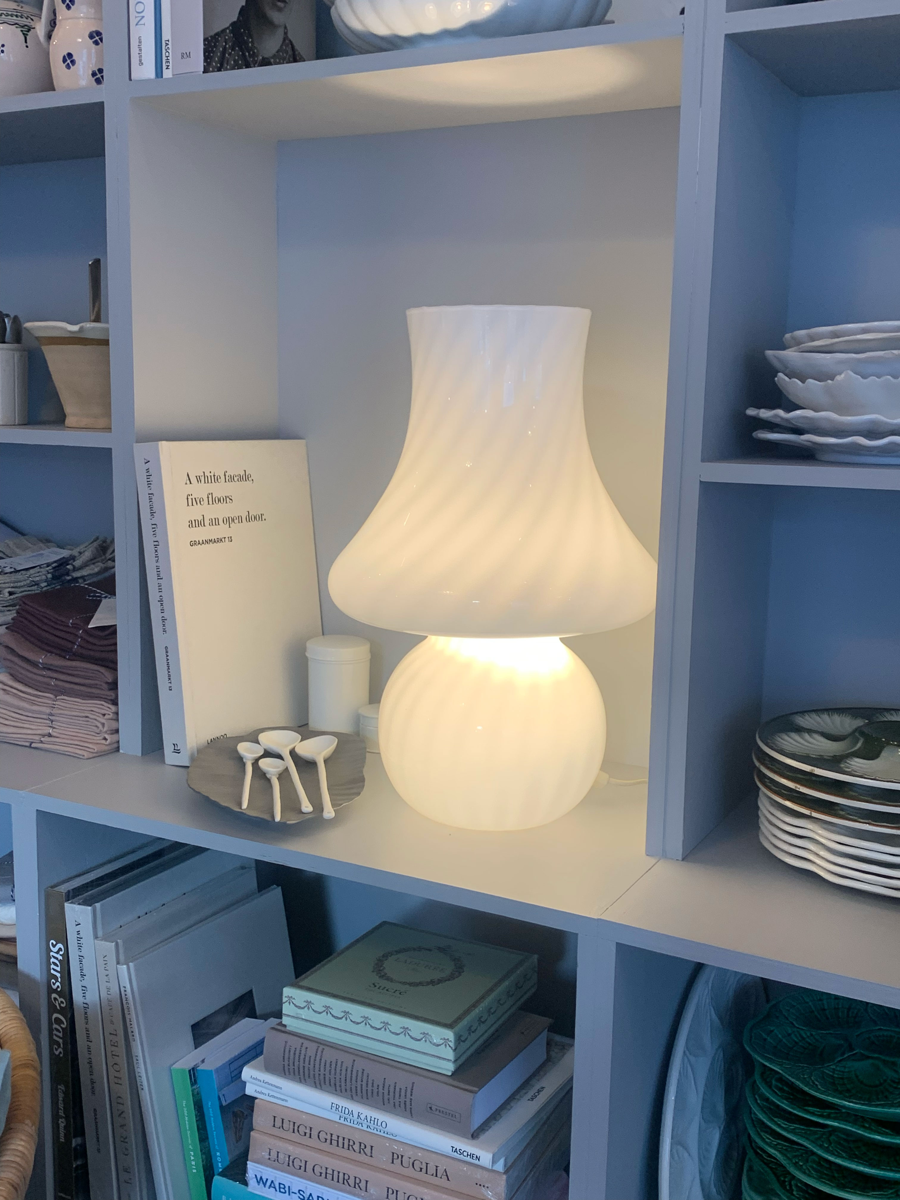 Billede af lampe i reol